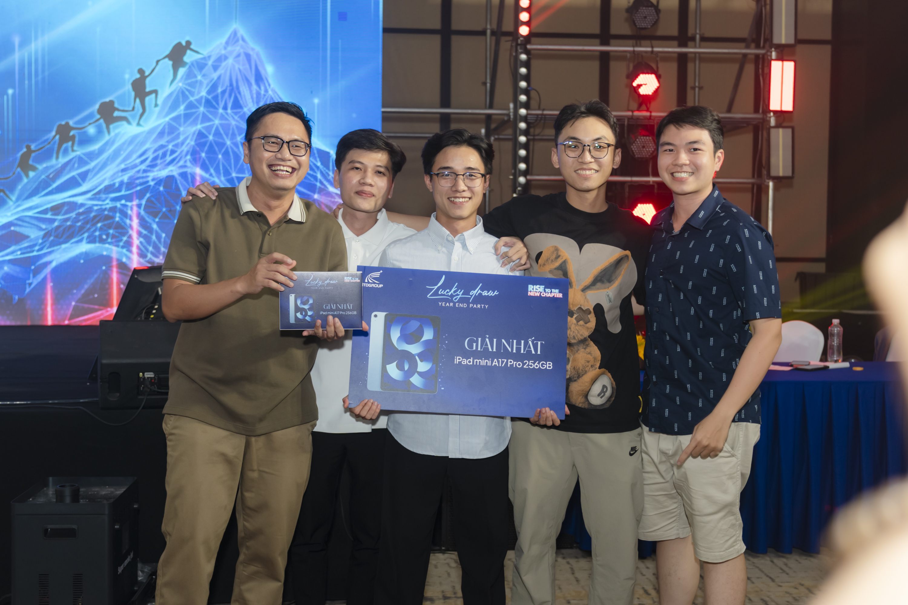 Khoảnh khắc vỡ òa cảm xúc của chủ nhân giải Nhất Lucky Draw 