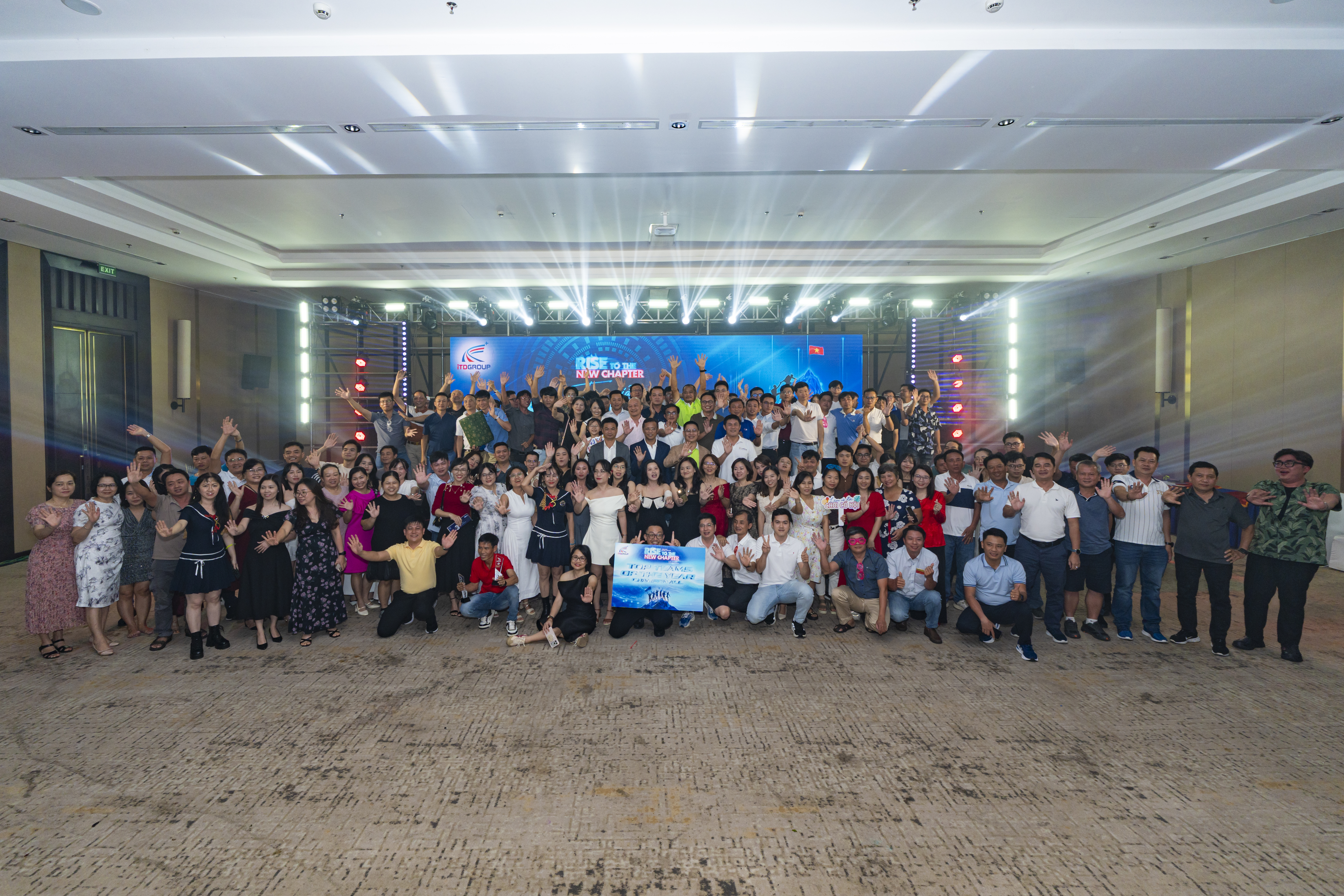 Khoảnh khắc chụp hình tập thể khép lại đêm tiệc Year End Party 