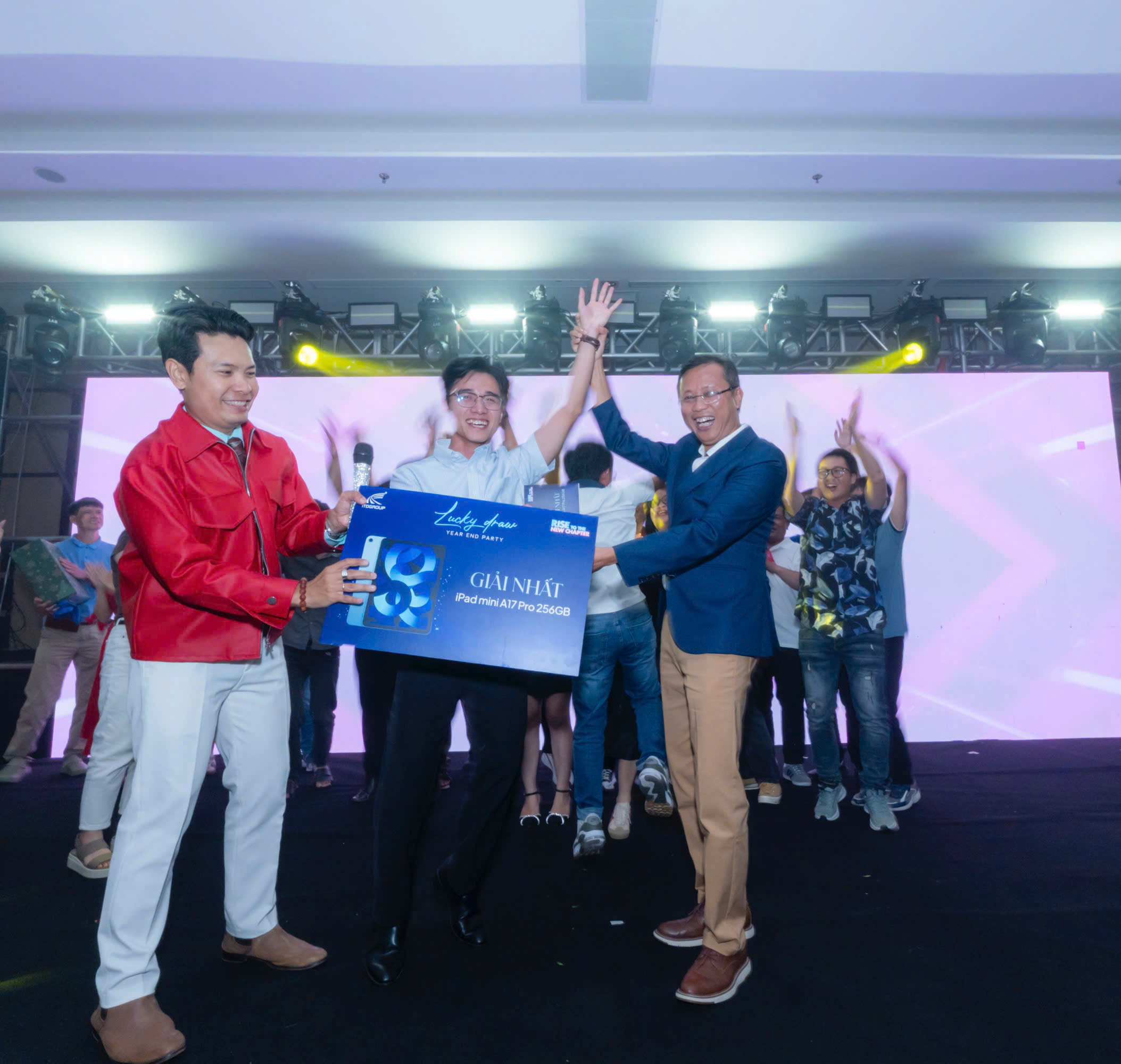 Khoảnh khắc vỡ òa cảm xúc của chủ nhân giải Nhất Lucky Draw