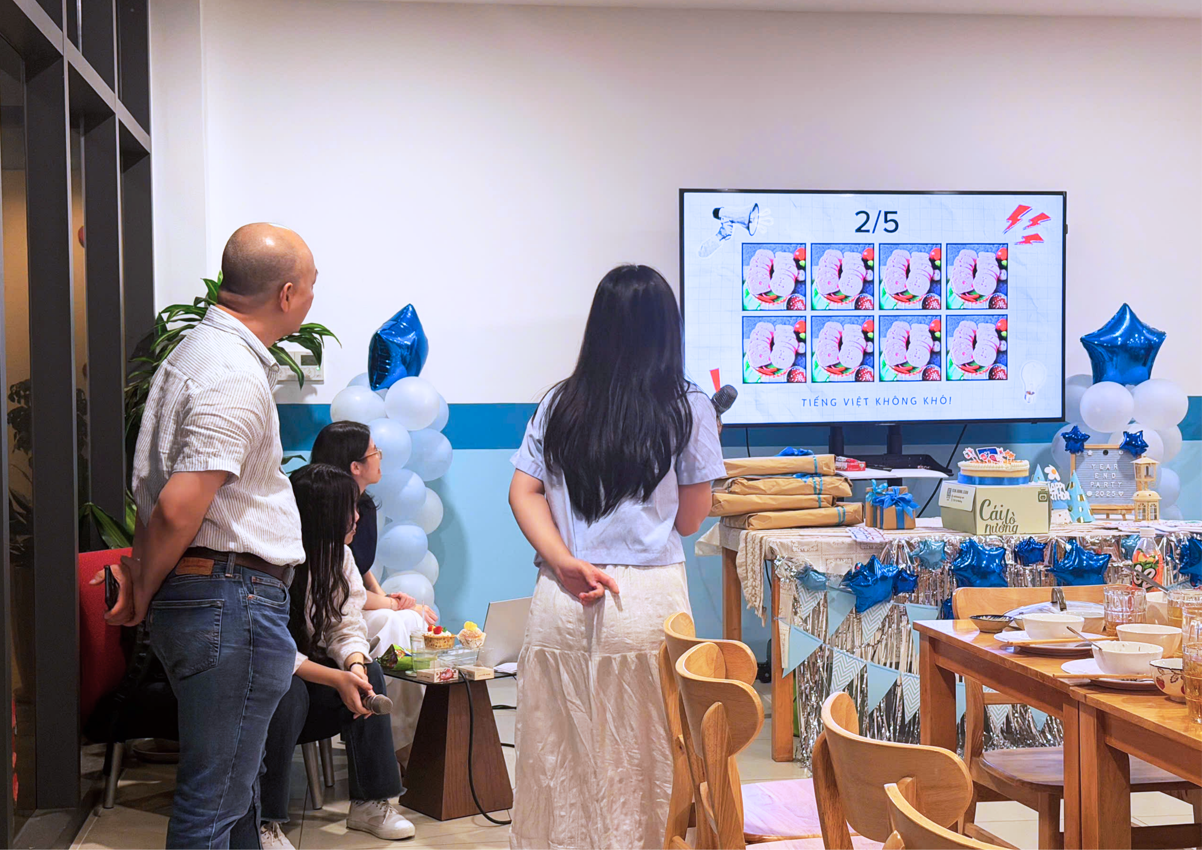 Các thành viên hào hứng tham gia minigame nhận quà