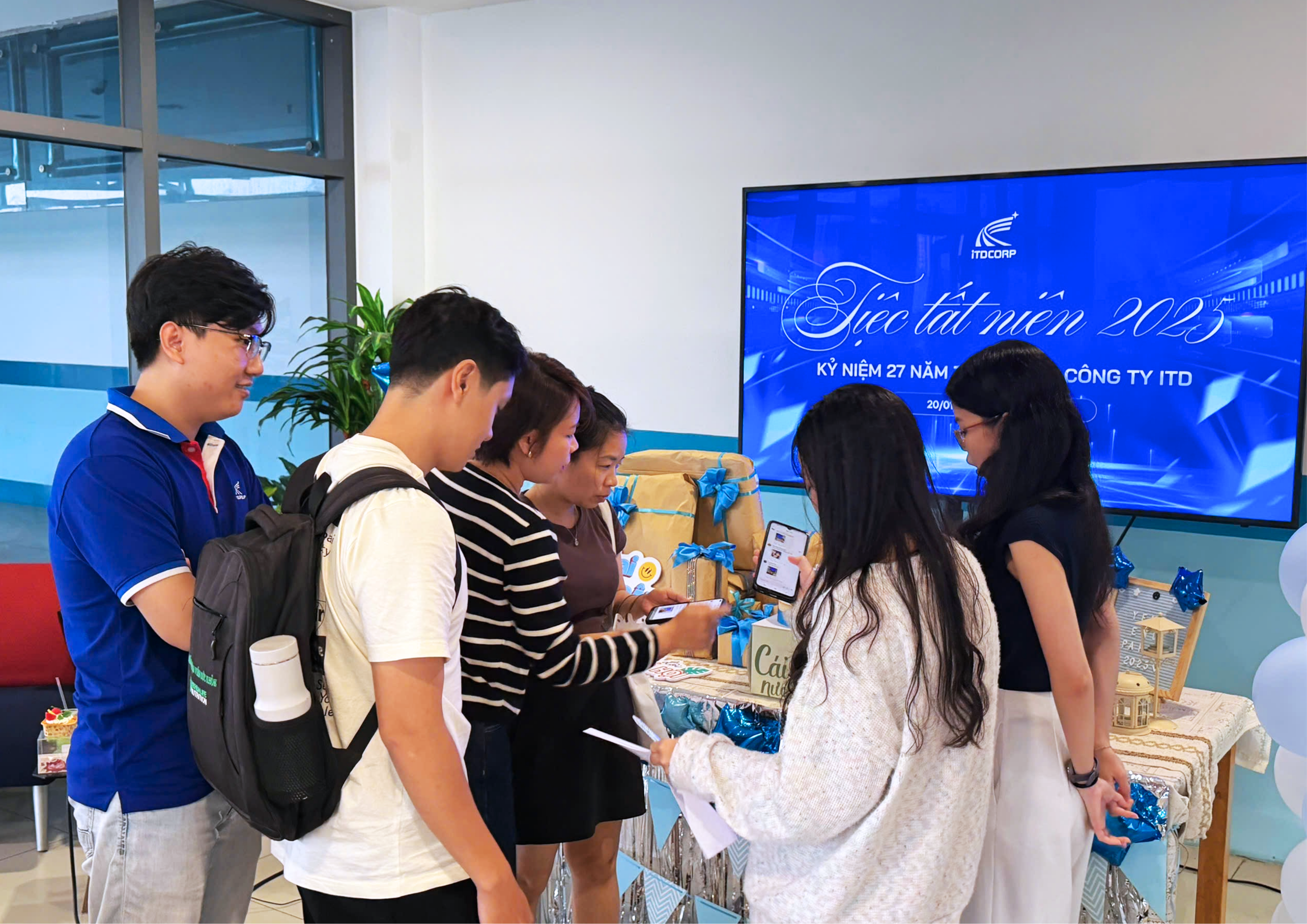 Các thành viên ITD check-in sớm nhận quà đầu buổi
