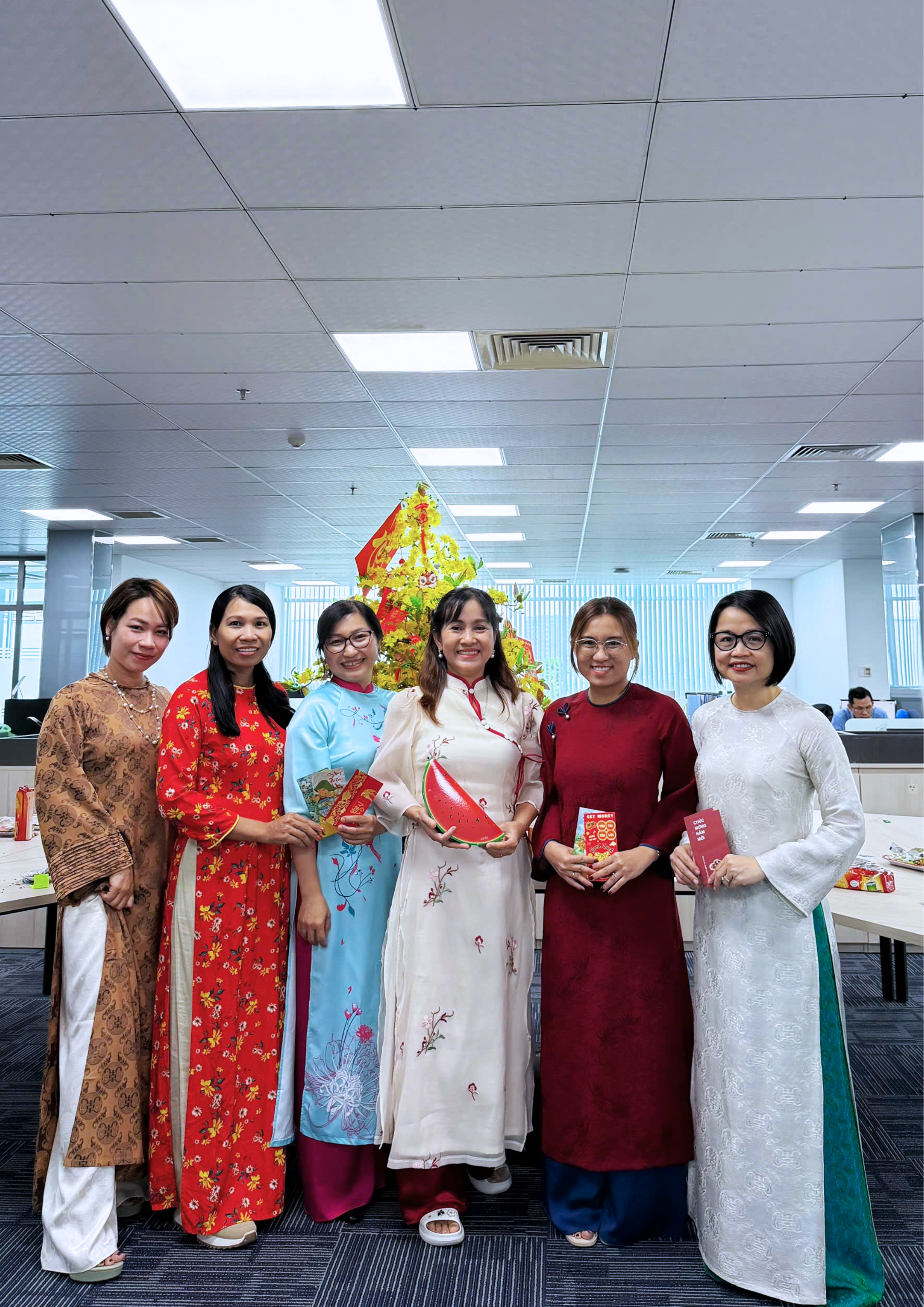 Những tà áo dài rực rỡ trong ngày khai xuân tại ITD