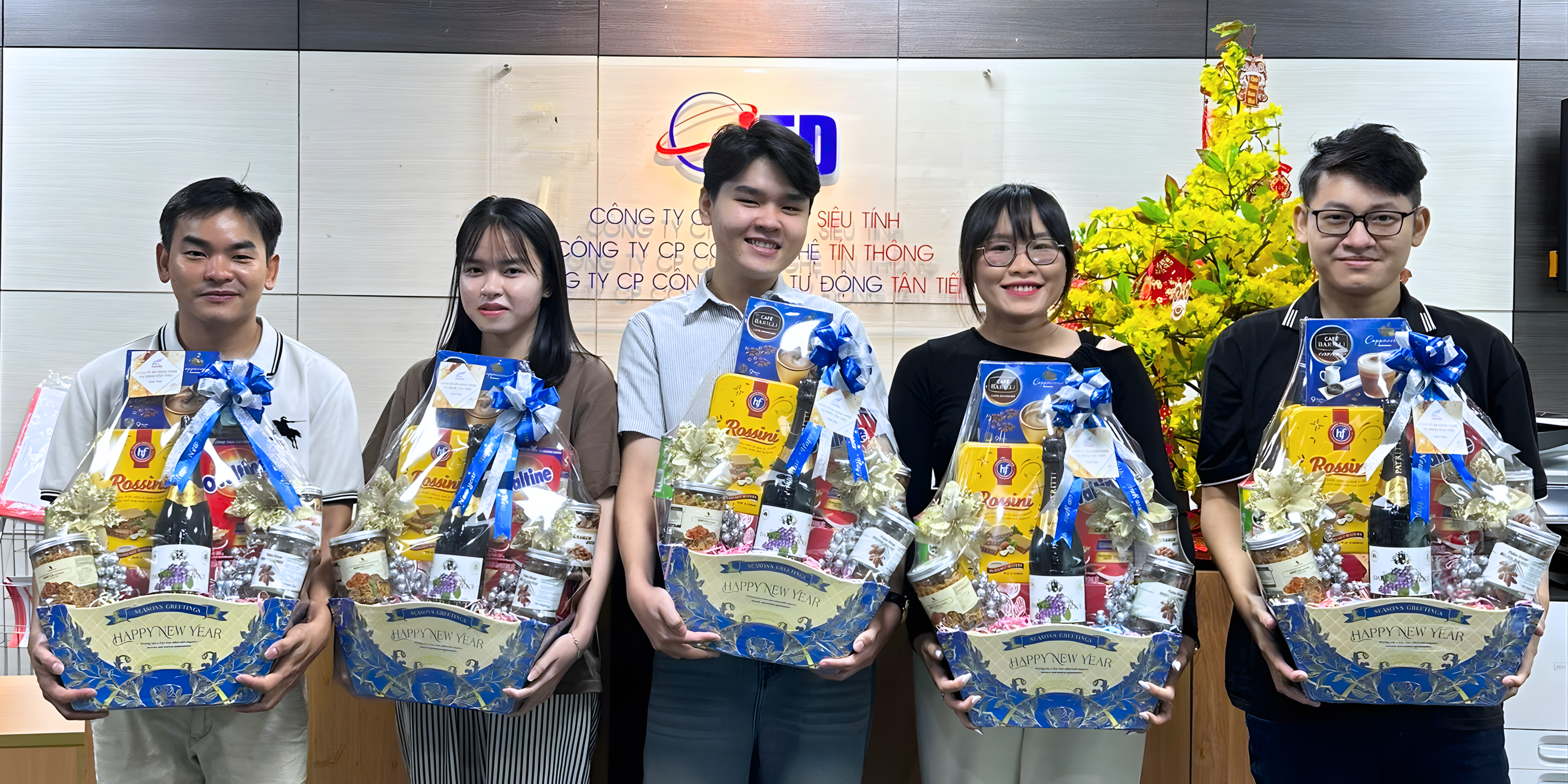 GIỎ QUÀ TẾT 2026 – GÓI TRỌN YÊU THƯƠNG, TRAO NGÀN LỜI CHÚC