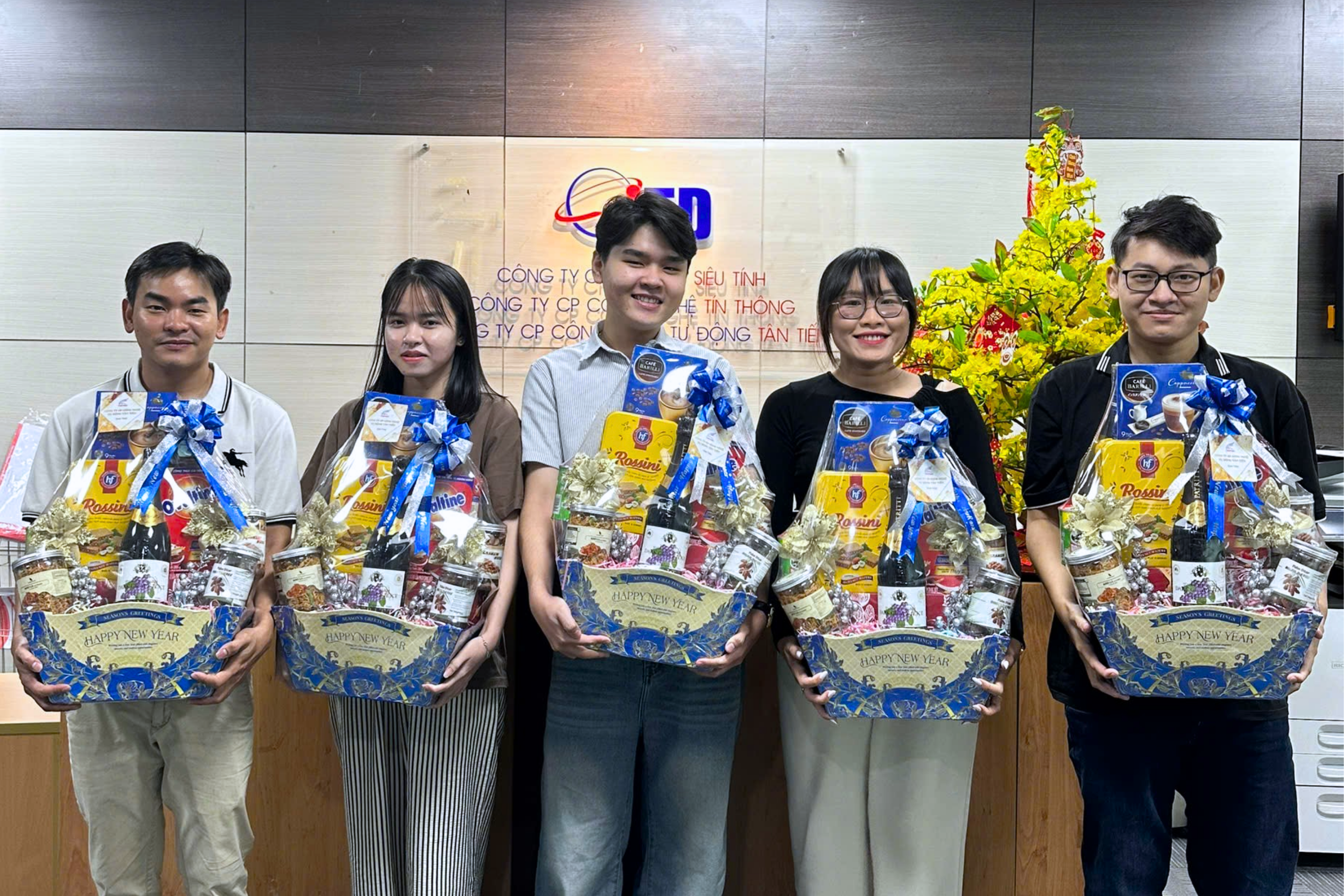 GIỎ QUÀ TẾT 2026 – GÓI TRỌN YÊU THƯƠNG, TRAO NGÀN LỜI CHÚC